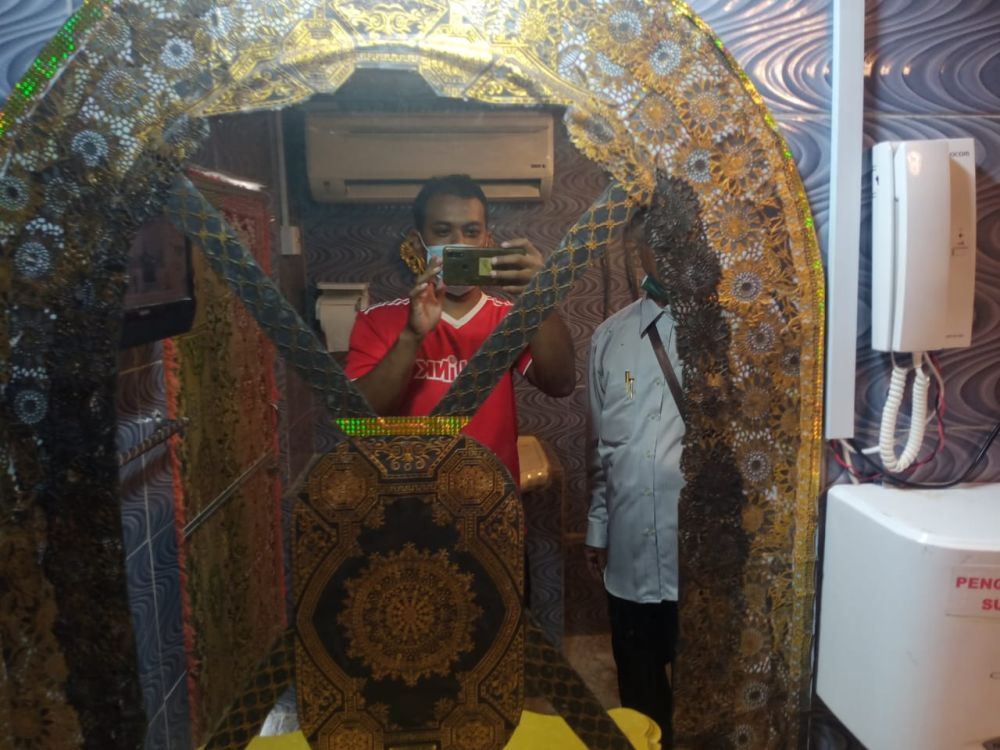 man spends rm10,000 to build gold-themed public toilet with a tv, air-conditioner in kelantan