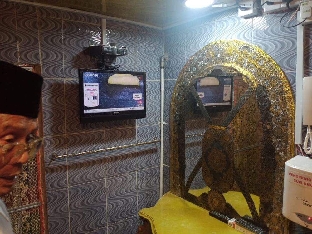 man spends rm10,000 to build gold-themed public toilet with a tv, air-conditioner in kelantan