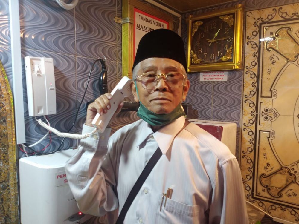 man spends rm10,000 to build gold-themed public toilet with a tv, air-conditioner in kelantan