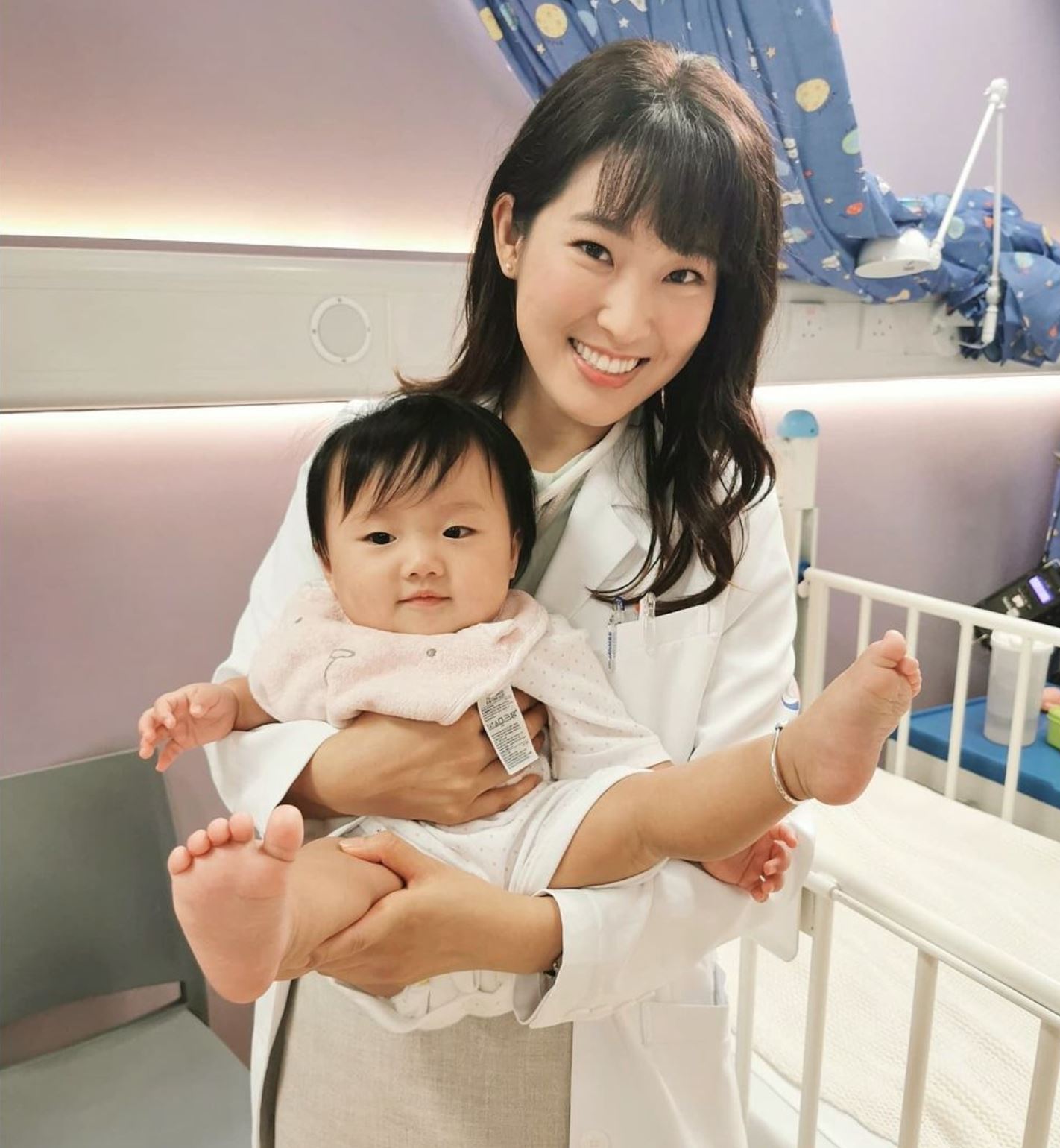 《星空下的仁医》黄碧莲演儿科医生没难度❗️其实是香港小姐出身❤️