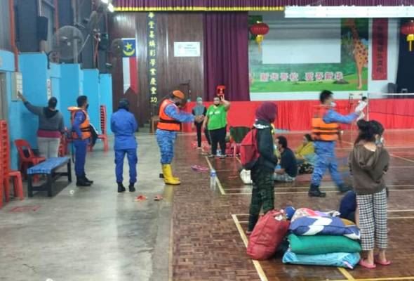 “mangsa positif covid-19 diasingkan”, mangsa banjir meningkat kepada 913 buah keluarga di empat negeri