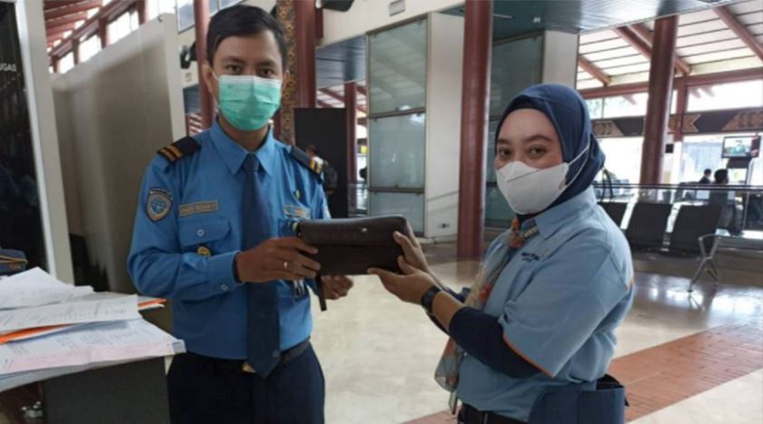 “kita tanamkan rasa jujur” - ‘cleaner’ terkejut jumpa cek rm10.4 juta ketika bertugas, pulangkan kepada pemilik