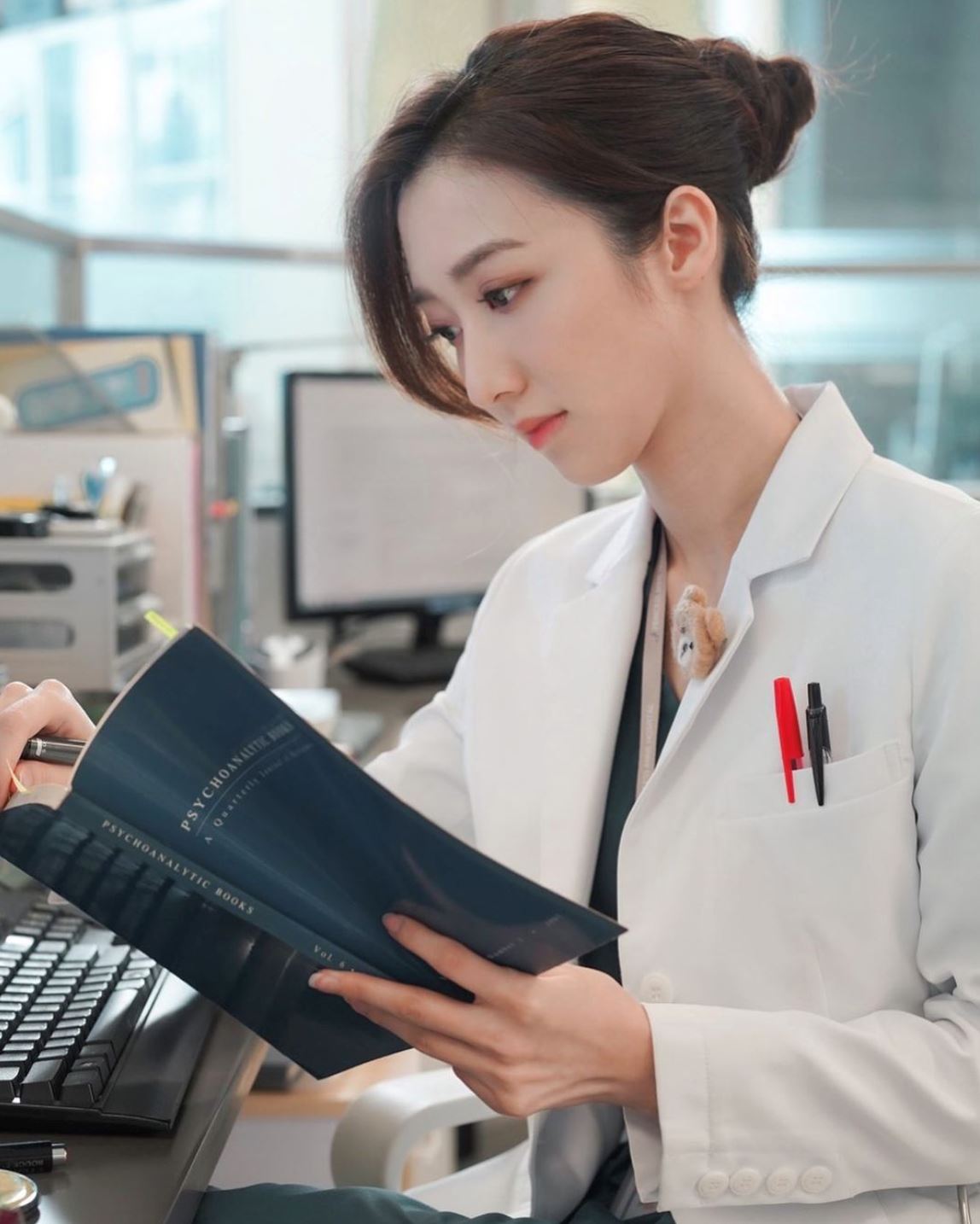 【影片】《星空下的仁医》何依婷双腿没知觉爆哭❗️演技获网友赞赏❤️