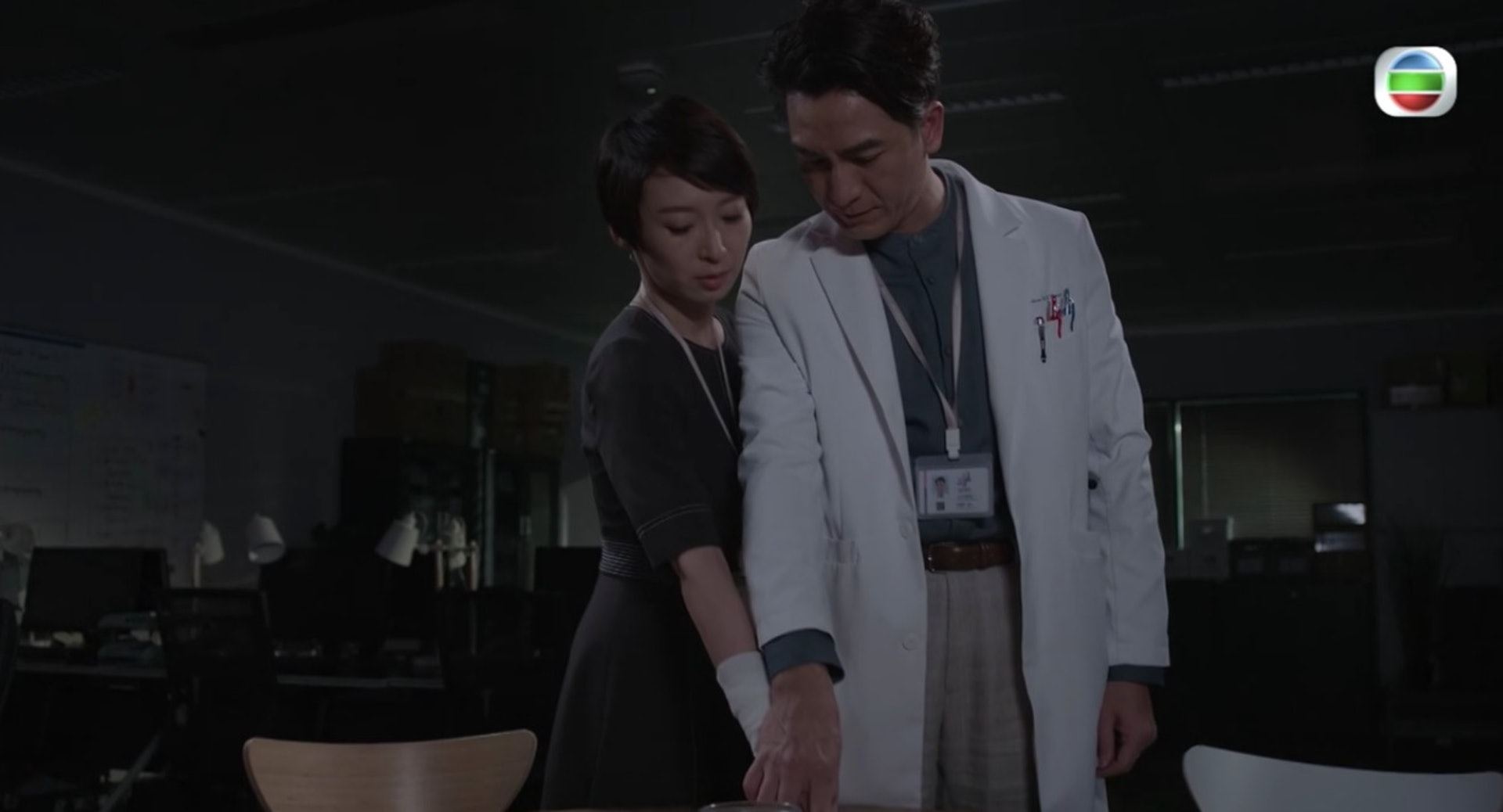 《星空下的仁医》马国明主动亲吻周家怡❗️网友赞中年人的恋情却不油腻❤️