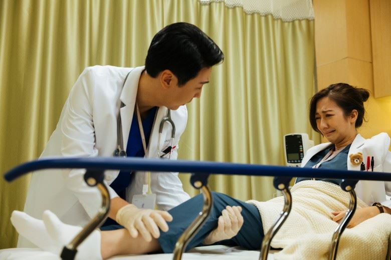 《星空下的仁医》下半身瘫痪惹人心疼❗️何依婷真的曾经历半身麻痹