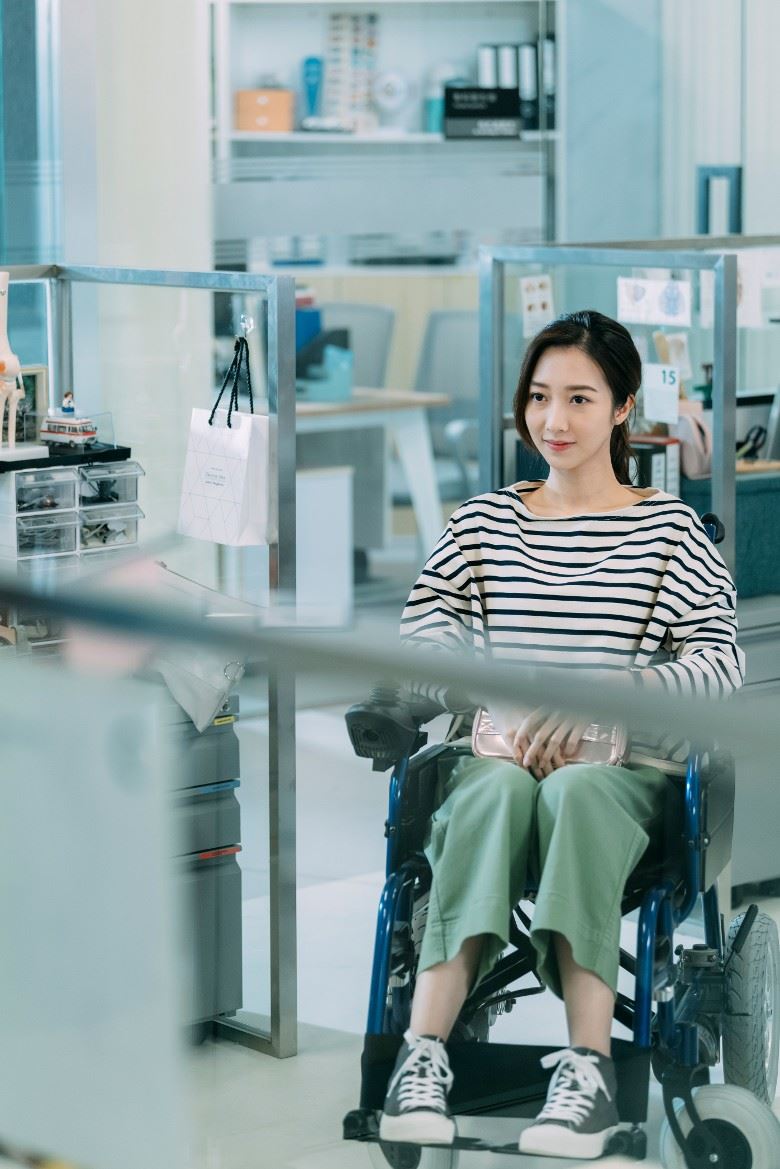 《星空下的仁医》下半身瘫痪惹人心疼❗️何依婷真的曾经历半身麻痹