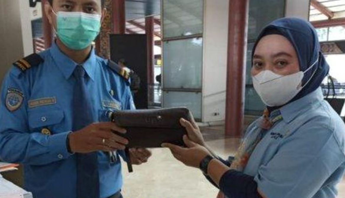 cleaning officer at indonesia airport returns lost wallet containing cheques worth rm10.4 million