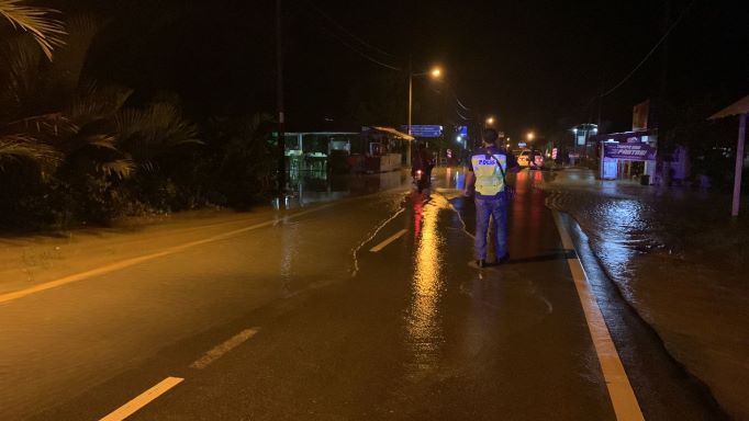 rumah dinaiki air akibat fenomena air laut pasang besar