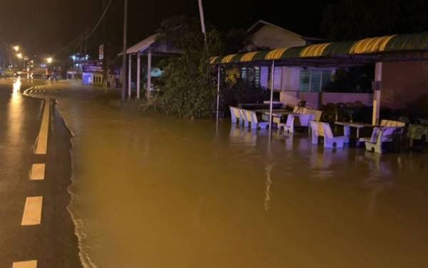 rumah dinaiki air akibat fenomena air laut pasang besar
