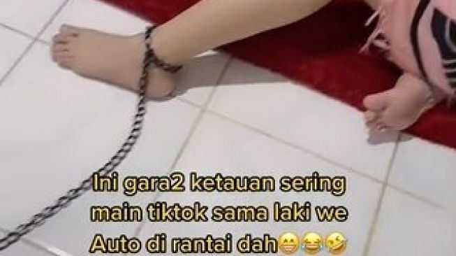 indonesian woman chained by her husband because she can’t stop making tiktok videos