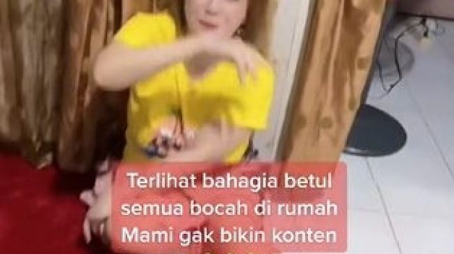 indonesian woman chained by her husband because she can’t stop making tiktok videos