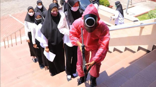 indonesian government hires squid game guards to make sure candidates don’t cheat in exam