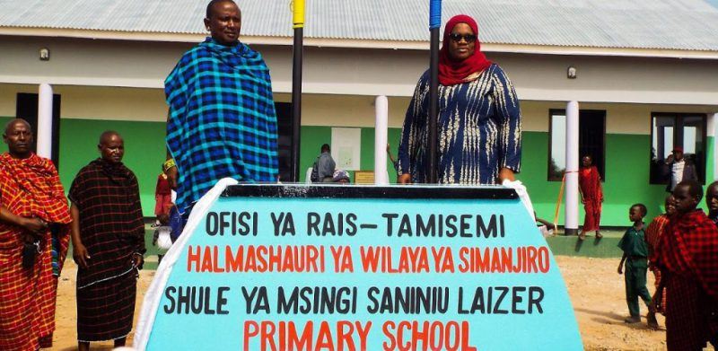 pelombong temui batu permata rm13.8 juta tunai janji, bina sekolah, pasaraya untuk masyarakat setempat