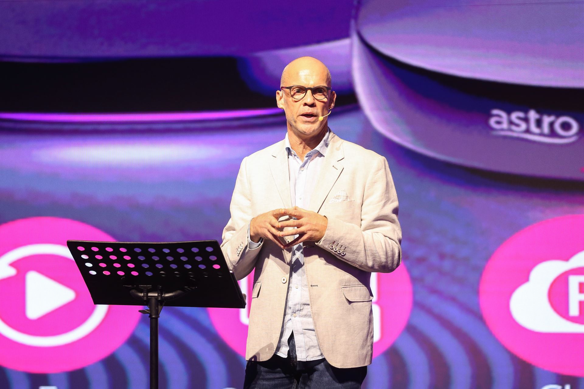 this is what we've been waiting for! netflix is now on astro!