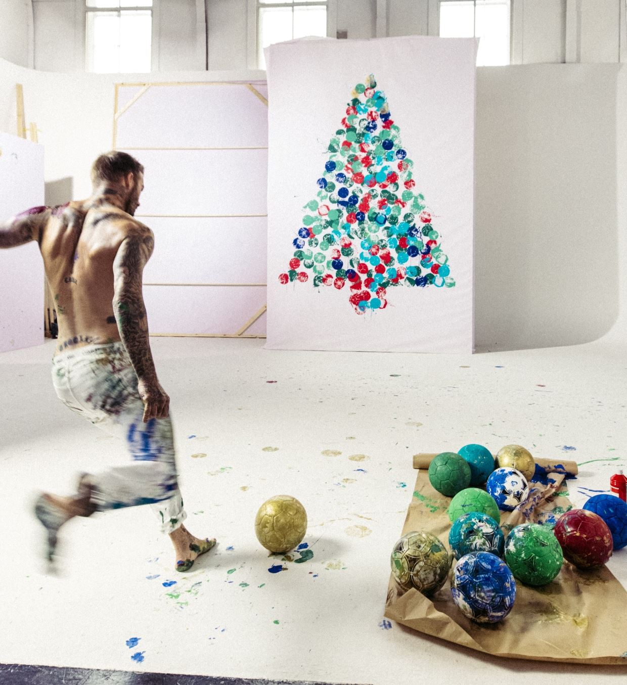 [video] david beckham tampil kelainan, tendang bola sepak demi hasilkan sebuah lukisan pokok krismas