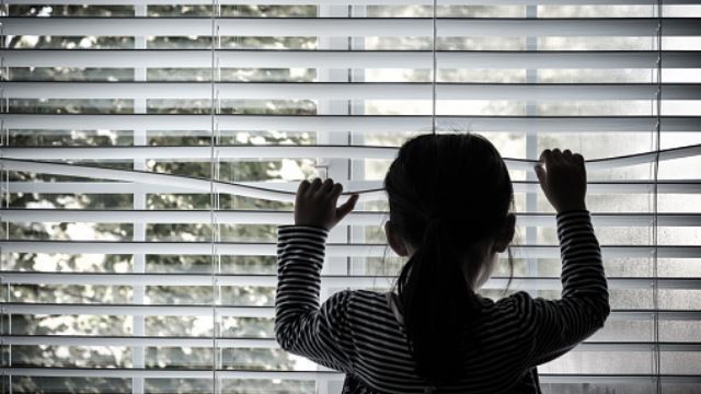 kerana malas belajar, bapa ketuk kepala anak dengan 'handphone' dan pukul dengan penyapu