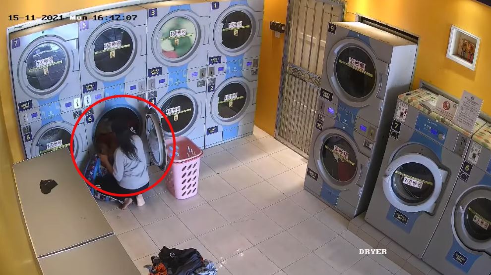 cctv footage caught couple stealing clothes from self service laundromat in kelantan