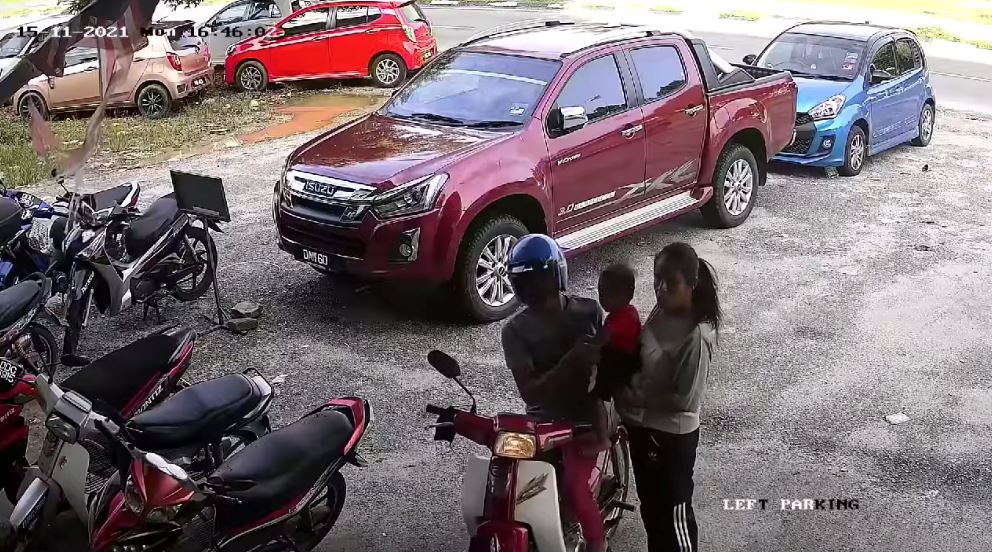 cctv footage caught couple stealing clothes from self service laundromat in kelantan