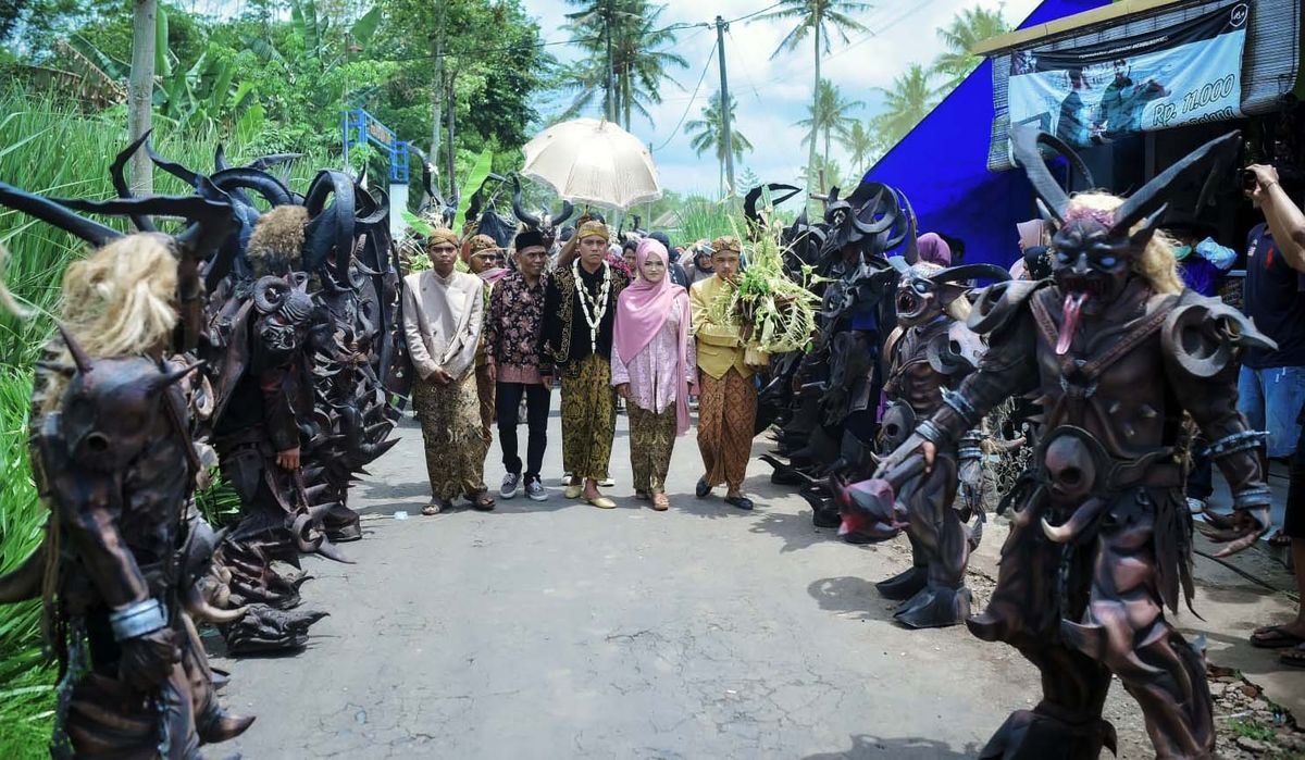 indonesian couple gets married surrounded by “bridesmaids” in unique monster costumes
