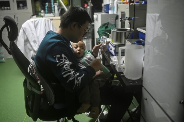 sukar dapatkan ubat, bapa di china ini cipta makmal di rumah demi ubati anak yang kian nazak