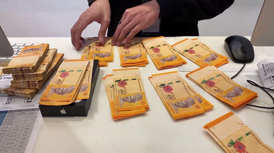 m’sian man uses stacks of rm20 notes that he saved to buy anniversary gift for his wife