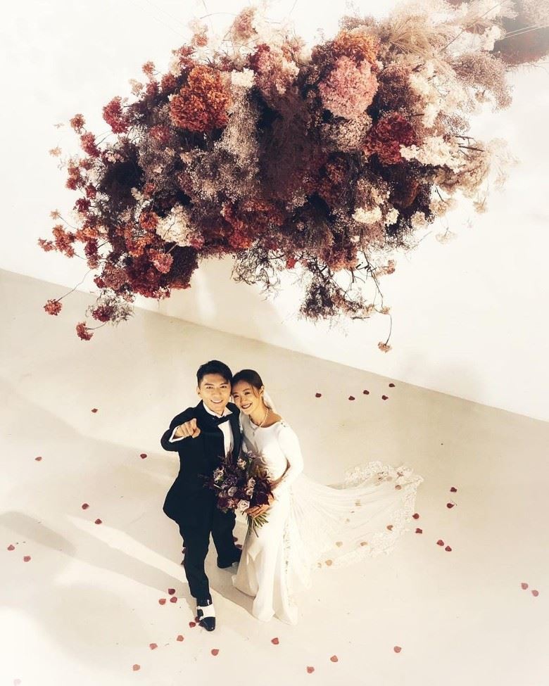 晒婚照庆祝结婚1周年❗️袁伟豪：和宝儿每一天都很快乐❤️