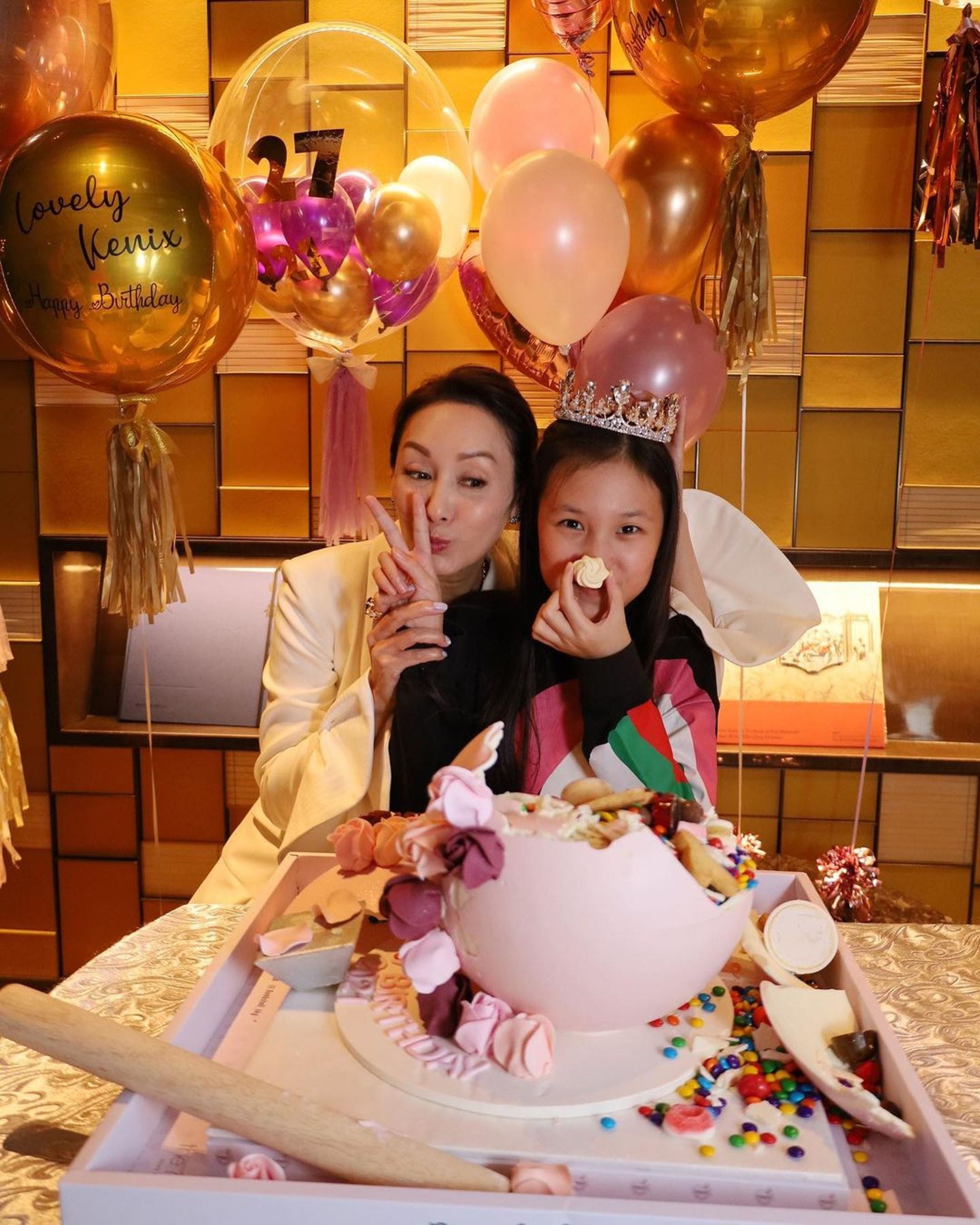 郭可盈庆祝52岁生日❗️一家三口好sweet🎂