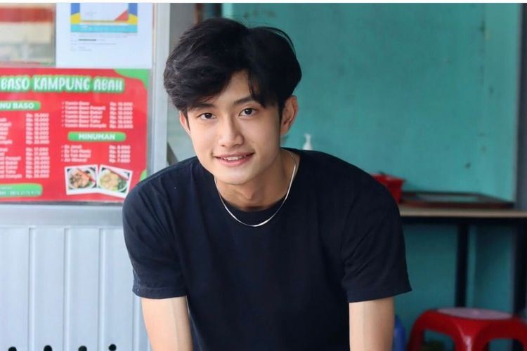 tampan persis artis korea, pemuda jual bakso ini buat pelanggan jadi tak keruan