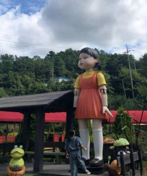 patung squid game benar-benar wujud, cetus teori dalam kalangan penonton