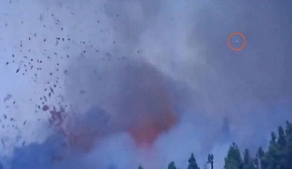 ufo dirakam mengelilingi letusan gunung berapi, ‘‘tak mungkin dron..’’ 