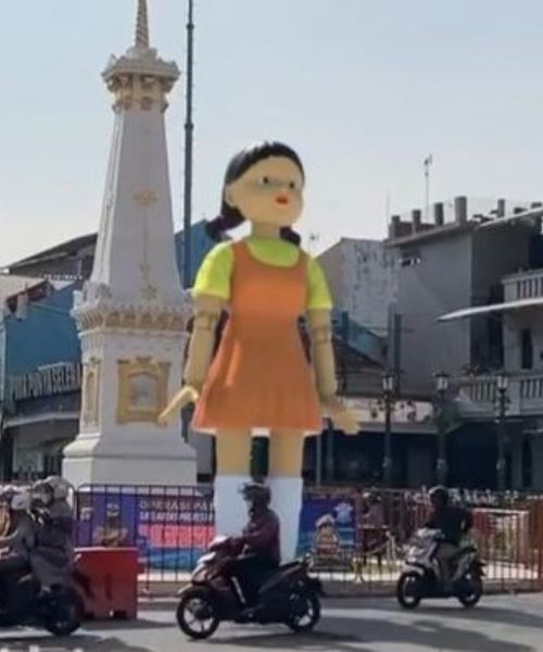 apa cerita? boneka squid game ditemui di tengah jalan yogyakarta!