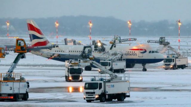elak bayar caj bagasi tambahan, lelaki ini pakai 8 helai seluar & 10 kemeja