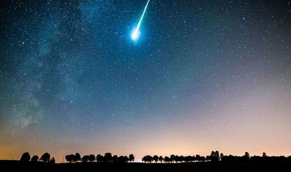 wanita hampir ditimpa meteorit jatuh dari bumbung rumah ketika nyenyak tidur