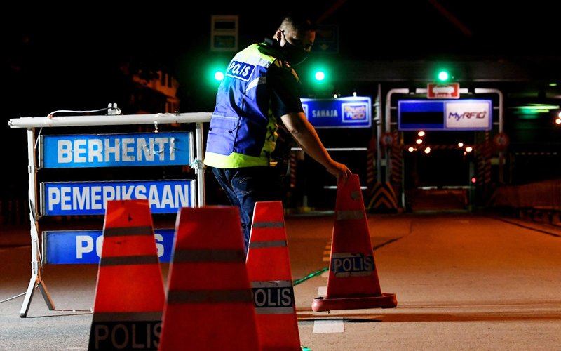 kedah policemen manning roadblock saddened when they had to part with their feline companion, kilat