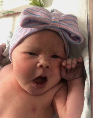 14 kali timang anak lelaki, pasangan ini akhirnya sambut kelahiran anak perempuan sulung mereka!