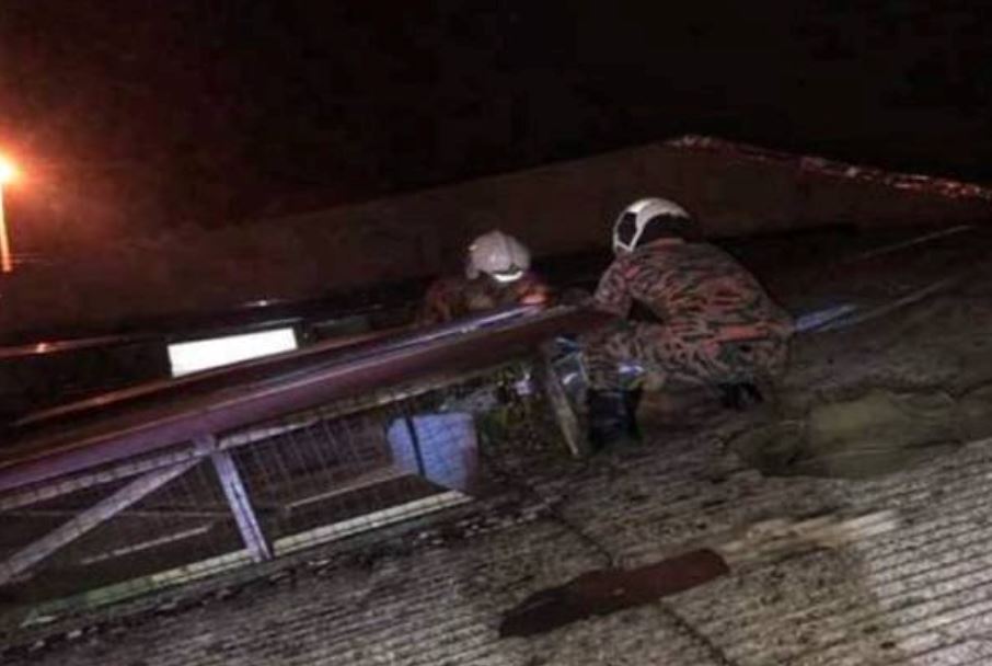 bomba saves man who fell asleep on the roof of a house