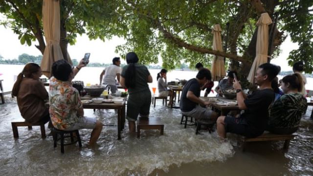 steady, pelanggan di kedai makan thailand ini kekal menjamu selera dengan gembira walau banjir