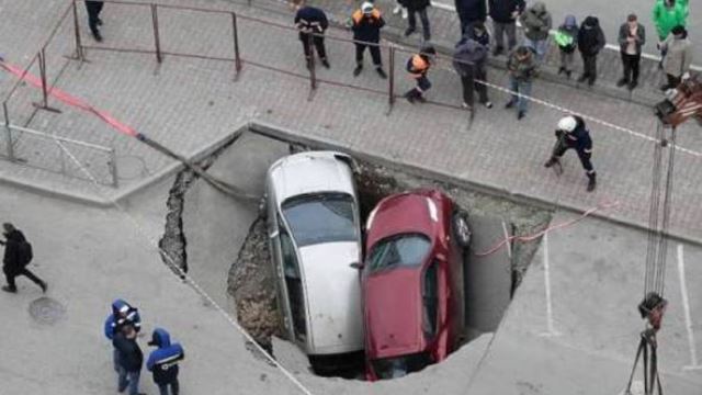 malang tak berbau, kereta terbenam ke dalam lubang ketika parkir atas jalan