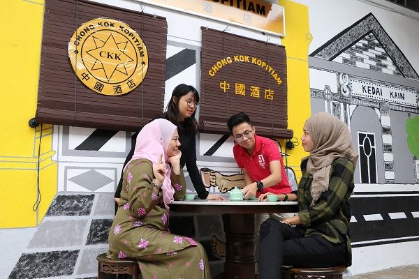 与朋友在GM Klang餐厅享用晚餐