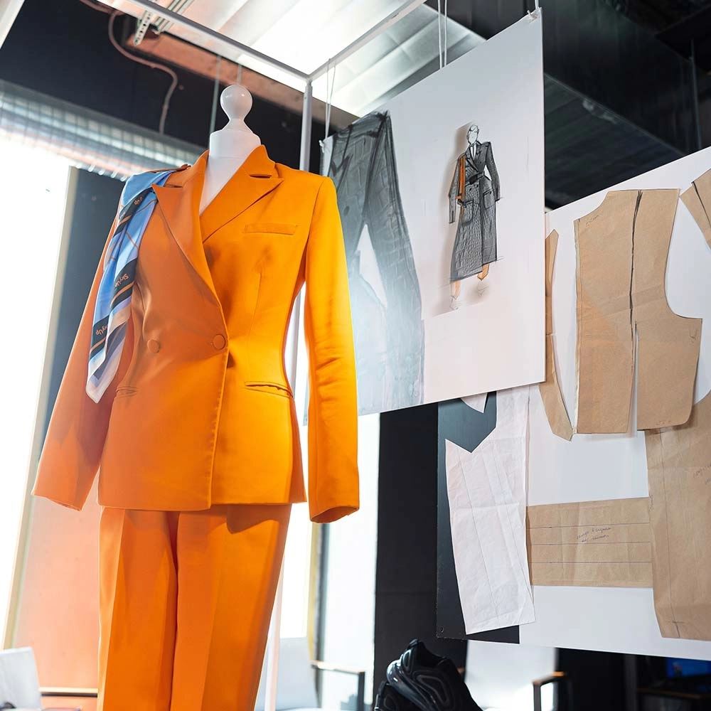 syarikat penerbangan dipuji tukar uniform pramugari dari skirt pendek kepada seluar 