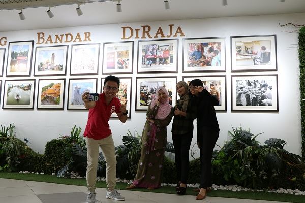 与朋友在GM Klang拍照