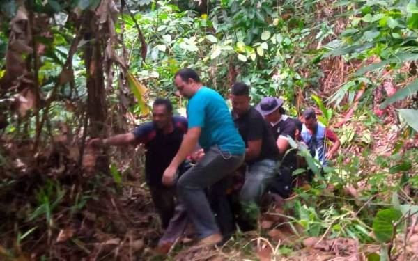 wanita ditemui separuh sedar, trauma selepas hilang dalam hutan