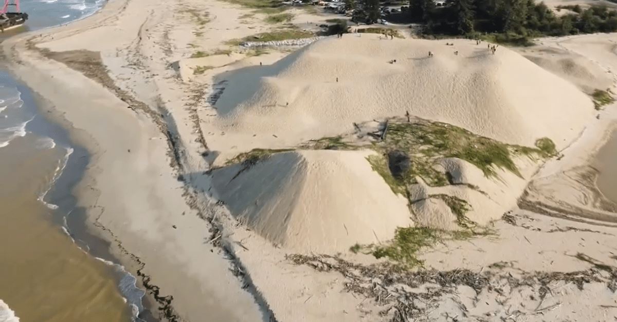 fenomena ‘laut terbelah’ di pantai mek mas jadi tumpuan pengunjung, “macam tak percaya boleh tengok depan mata”