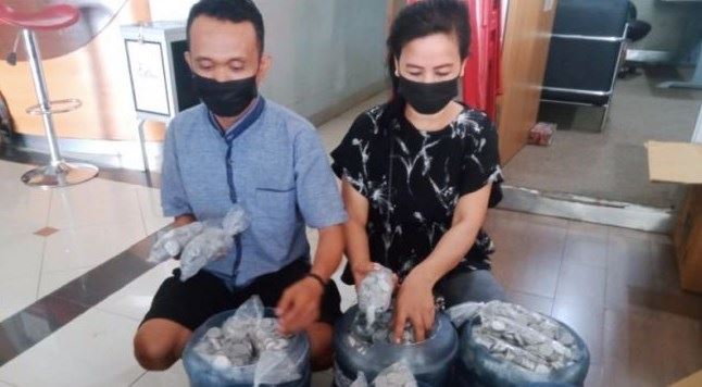 indonesian couple buys dream car using coins they had saved for three years