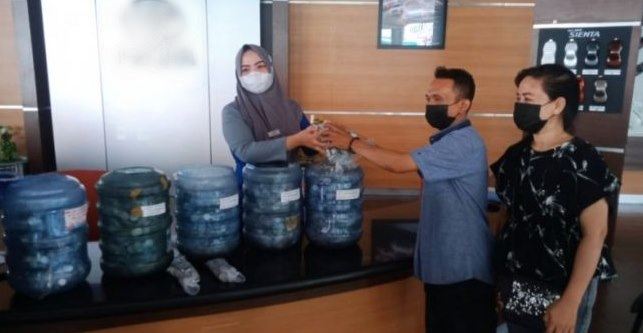 indonesian couple buys dream car using coins they had saved for three years