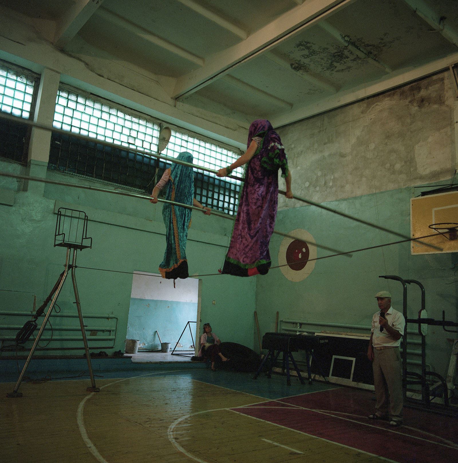 aneh, semua penduduk kampung ini tahu cara jalan atas tali