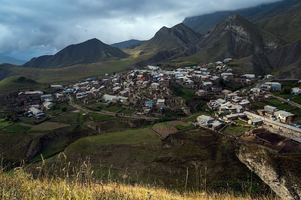 aneh, semua penduduk kampung ini tahu cara jalan atas tali