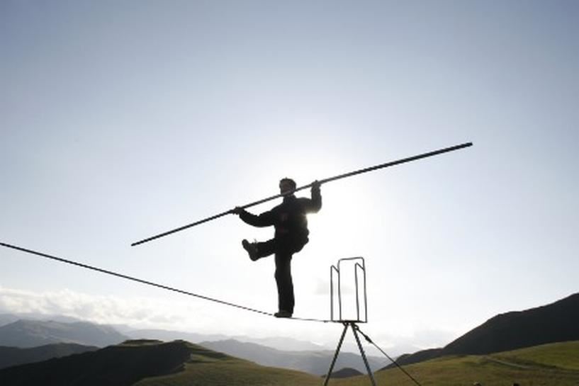 aneh, semua penduduk kampung ini tahu cara jalan atas tali