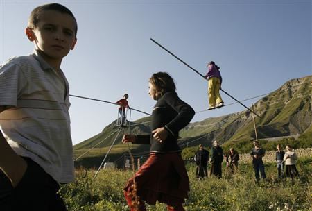 aneh, semua penduduk kampung ini tahu cara jalan atas tali