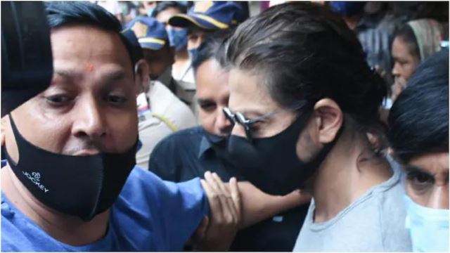 shah rukh khan akhirnya bertemu dengan anak di penjara, wajahnya jelas kelihatan tiada mood